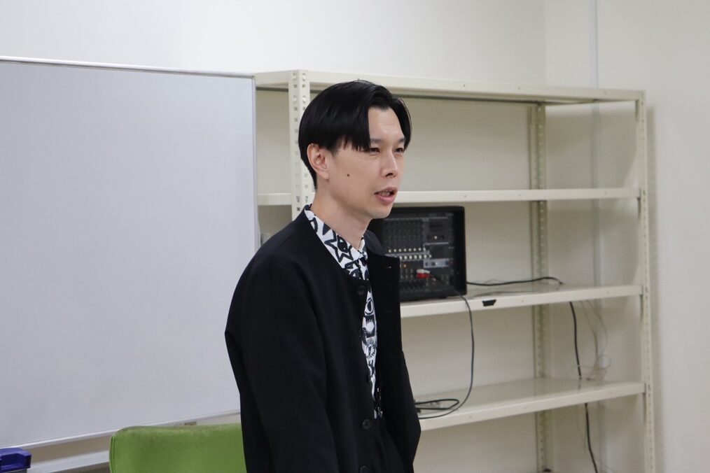 ハライチ岩井によるOB／OG特別授業を開催！